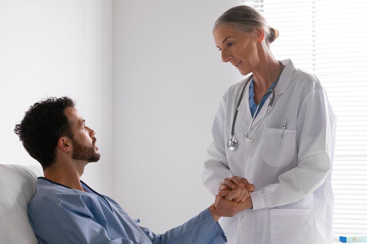 Paciente y medica agarrados de la mano