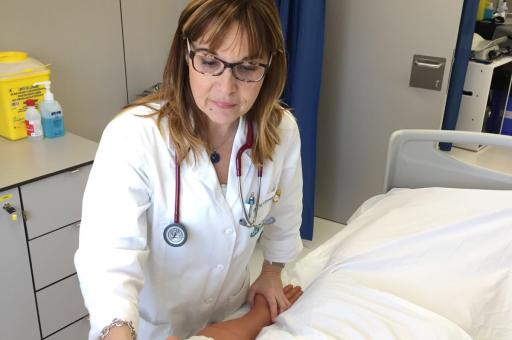 La doctora Montserrat Virumbrales en una simulación con paciente
