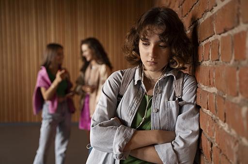 chica con malestar emocional en el instituto